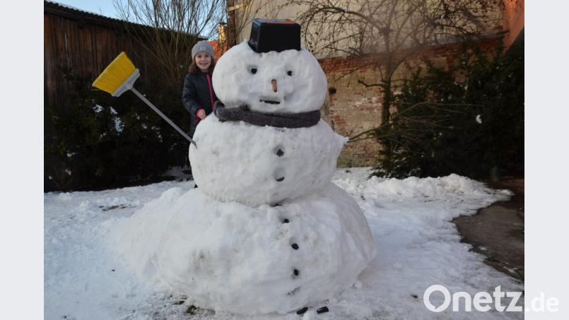 Ein großer Schneemann schaut aus dem Garten des Brandl-Anwesens heraus. Bild: gi