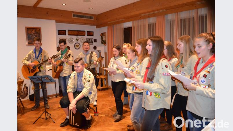 Auch die Pfadfinder engagieren sich beim Agathafest. Sie singen mit Gitarrenbegleitung. Bild: fz