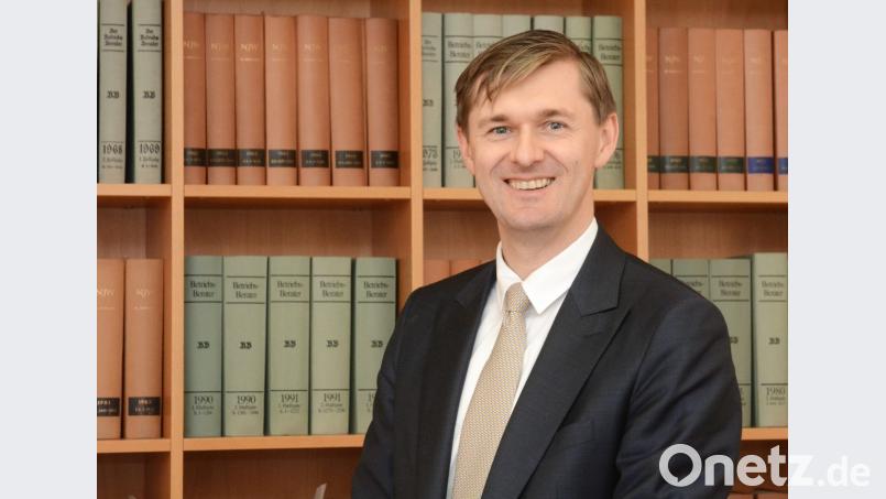 Ein Lächeln zum Abschied: Notar Damian Wolfgang Najdecki verlässt Weiden. Zuvor aber erinnert er sich noch an interessante Mandate wie NOC, Bankenfusion und der Zusammenschluss den beiden Fußballvereine SpVgg Weiden 2010 und SV Detag Weiden. Bild: Gabi Schönberger