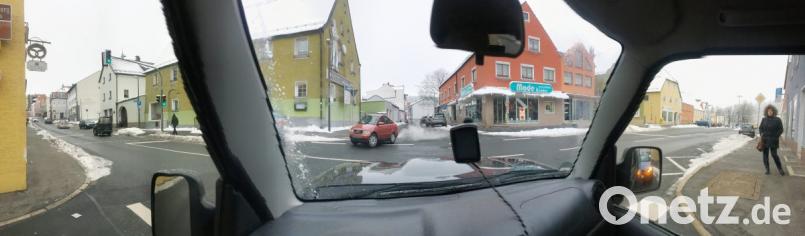 Schnee, parkende Autos, enge Straßen und viel Verkehr machen die Überquerung oder das Einbiegen in die Freyung von der Adolph-Kolping- oder Bräuhausstraße zu einem mitunter nervenaufreibendem Vorhaben. Bild: Gabi Schönberger