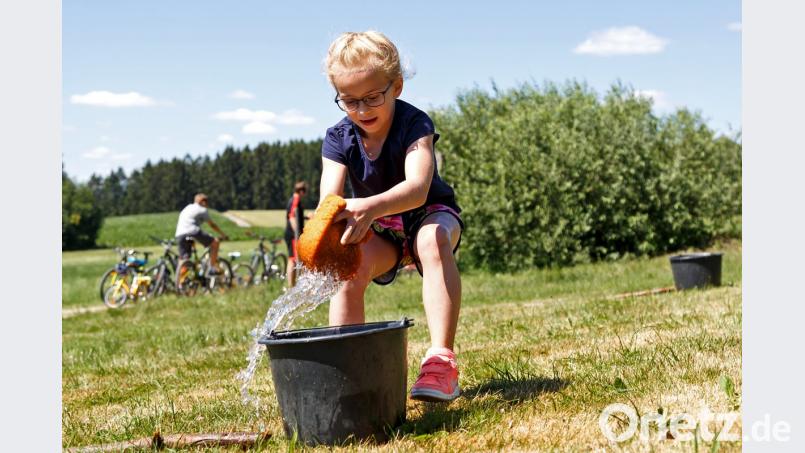Abseits des Spielfeldes ist für den HV-Nachwuchs jede Menge geboten. Bei der Familien-Orientierungsfahrt (Foto) ist das Schwammspiel eine der Disziplinen. Bild: gud