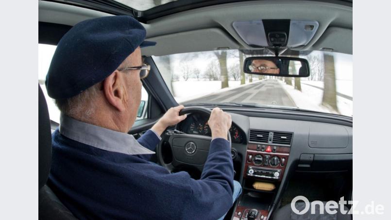 Ein älterer Autofahrer unterwegs. Senioren fallen unfallstatistisch nicht ins Gewicht. Trotzdem fordern Unfallforscher eine regelmäßige Überprüfung ihrer Fahrtauglichkeit. Symbolbild: Patrick Pleul/dpa