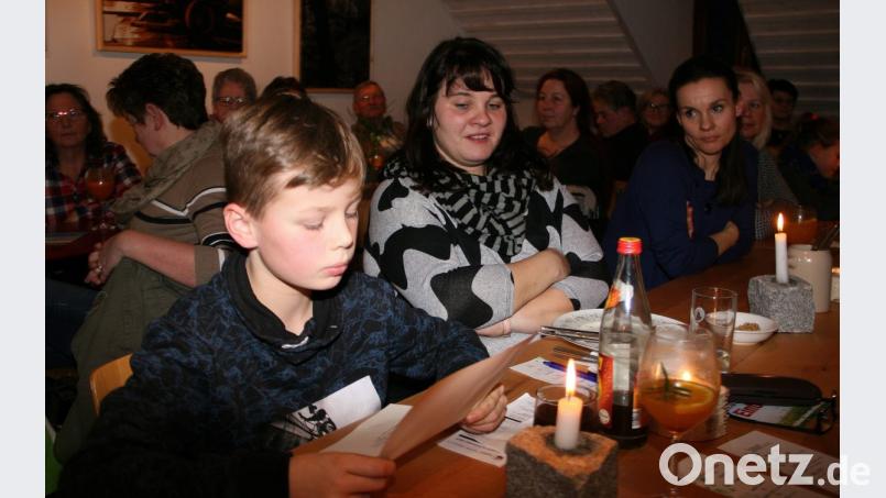 Elias trägt ein Gedicht , das von der Birke handelt, vor.