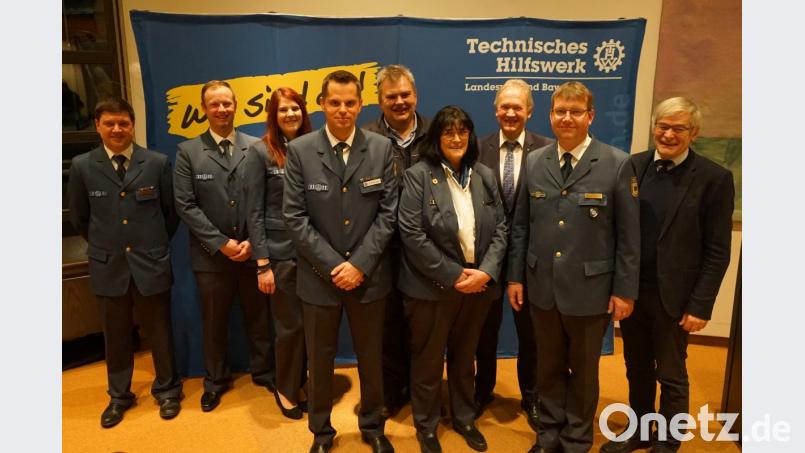 Nun ist es offiziell. Der THW-Ortsverband Marktredwitz hat mit Andreas Ernstberger einen neuen Ortsbeauftragten. Von links: Sebastian Prüm, Andre Murmann, Lisa Eckstein, Andreas Ernstberger, Erwin Eckstein, Ute Eckstein, Dr. Karl Döhler, Rüdiger Maetzig, Horst Geißel Bild: abi
