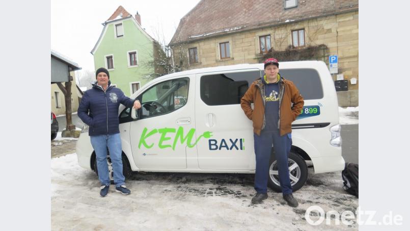 Warum nicht mit dem KEM-Baxi zur Arbeit fahren? Fahrer Stefan Baier (links) bringt Sascha am Donnerstag zu Siemens Healthineers am Kemnather Standort. Bild: jzk