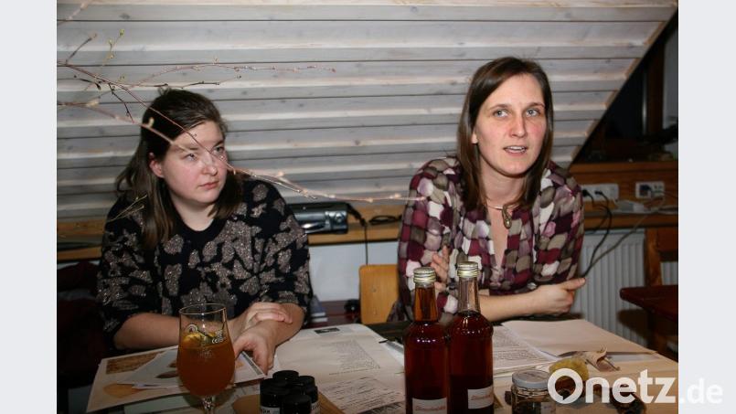 Anja Putzer und Cornelia Müller (von rechts) sind Kräuterfrauen. Sie wissen viel zu erzählen und versprechen, dass es im kommenden Winter sicher weiter geht mit der „Spinnstub’n auf der Schleif“. Bild: wro