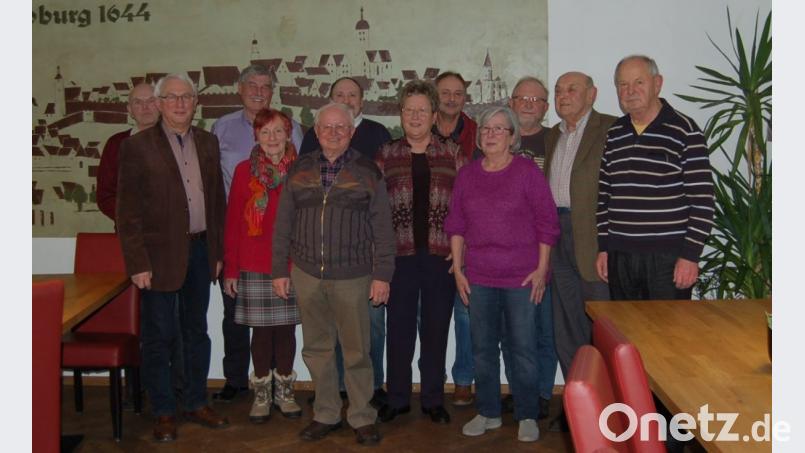 Gerd Zitzler hat das Amt des Gerätewartes von Georg Martin übernommen. Im Bild das engagierte Team des Gartenbauvereins mit dem Vertreter der Stadt: (von links) Georg Martin, Zweiter Bürgermeister Kurt Koppmann, Vorsitzender Walter Wolf, die Beisitzer Christl Denk und Karl Voith, Kassier Heiner Baierl, Schriftführerin Anita Barth, Gerätewart Gerd Zitzler, zweite Vorsitzende Heidi Zeitler, Beisitzer Fritz Sauerer, Kassenprüfer Helmut Rossmann und Beisitzer Alois Karl. Bild: faa