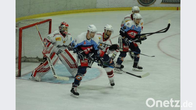 Marco Pronath (rechts im blauen Trikot) kehrt nach überstandener Verletzung ins Team der Blue Devils zurück. Die Weidener treffen am Wochenende auf den Höchstadter EC und den EC Peiting. Bild: gb