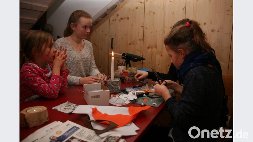 Während die Großen erzählen und zuhören, basteln die Kinder am Tisch nebenan. Bild: wro