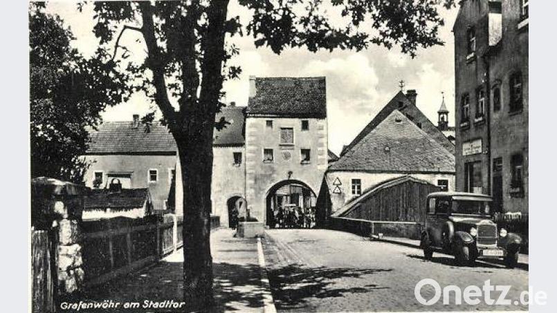 Bis 1945 bot sich den Einwohnern, Soldaten und Besuchern von Grafenwöhr diese Ansicht: Die alte Postkarte zeigt (von links) Gemeinschaftsbackofen, Kastenhaus, Stadttor und Stadtmühle. Repro: hev