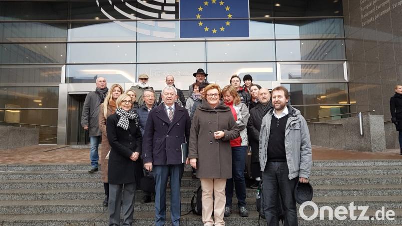 Die Vertreter der an dem gemeinsamen Projekt beteiligten Klosterlandschaften in Brüssel. In der vorderen Reihe (von links) Projektleiterin Dr. Birgit Kastner, Bambergs Landrat Johann Kalb und Europa-Parlamentarierin Monika Hohlmeier, dahinter Beatrix Rustler von der Stadt Waldsassen sowie (Dritte von rechts) Sr. M. Sophia Schlembach von der Zisterzienserinnenabtei Waldsassen. Bild: exb