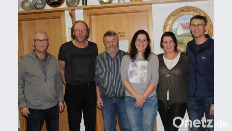 Nach der Siegerehrung des Geburtstagsschießens (von links): Zweiter Schützenmeister Helmut Schötz, Jubilar Ernst Kölbel, Aufgelegt-Siger Ernst Danhauser, Freistehend-Gewinnerin Tanja Hüttner, Jubilarin Gerlinde Kölbel und Zweiter Sportleiter Gerd Kölbel. Bild: sis