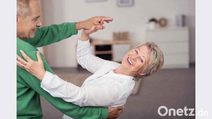 Zum Tanzen müssen Sie nicht einmal das Haus verlassen, das funktioniert auch im heimischen Wohnzimmer. Sie brauchen dazu nur Musik und gute Laune. Bild: contrastwerkstatt – stock.adobe.com