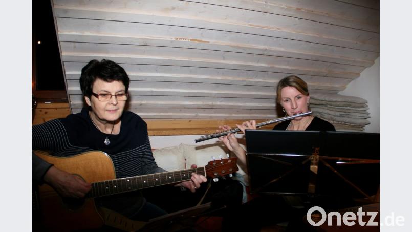 Für Unterhaltung sorgen Karin Gerolstein mit ihrer Querflöte und Monika Prüll an der Gitarre. Bild: wro
