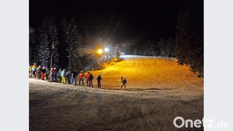 Die Scheinwerfer tauchen die Hauptabfahrt am Wurmstein in romantisches Licht. Bild: tss