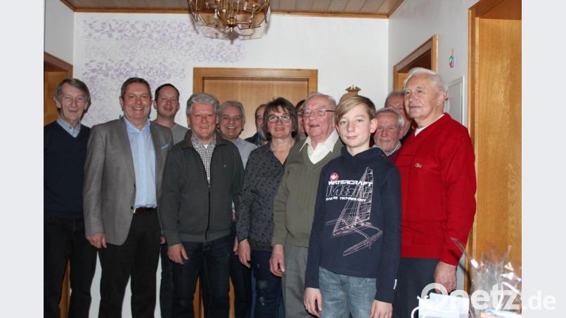 Gratulanten aus verschiedenen Vereine scharen sich um den Jubilar Josef Felser. Links neben ihm seine Tochter Gabi; mit im Bild auch Sohn Konrad, Enkel und Urenkel sowie Bürgermeister Joachim Neuß. Bild: cs