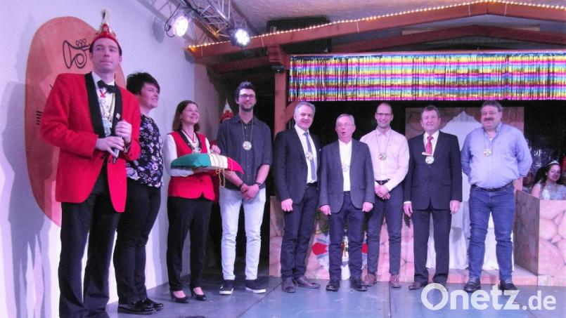 Zur Ordensverleihung bitten die Präsidenten Klaus Wegmann (links) und Christine Klugmann (Dritte von links) unter anderem die Stadträte Christian Baumann und Ely Eibisch, Bundestagsabgeordneten a.D. Werner Schieder sowie stellvertretenden Landrat Roland Grillmeier (Zweiter bis Fünfter von rechts) auf die Bühne. Bild: hl