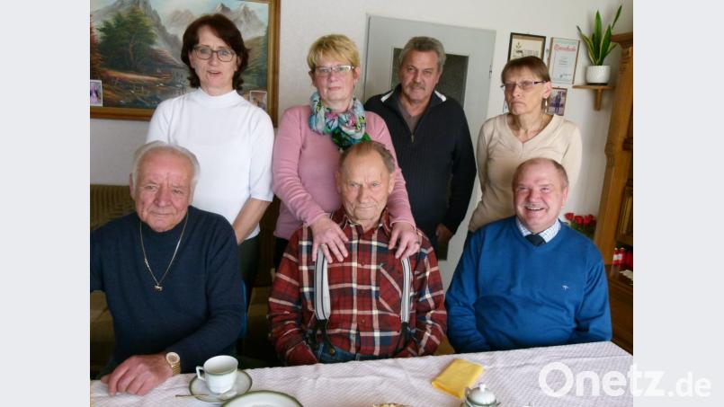 Dem rüstigen Filmer Bruno Priman gratulierten Bürgermeister Peter Lehr (rechts), Schwiegersohn Helmut (links) und (von links) die Töchter Regina und Bruni, Schwiegersohn Heinz und Tochter Martina. Bild: rn