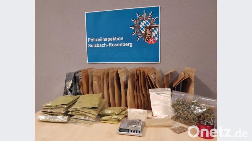 Eine ganze Palette an Drogen stellten Polizeibeamte jetzt in der Wohnung eines 26-jährigen Sulzbach-Rosenbergers sicher. Er hatte im Darknet bestellt, war aber aufgeflogen. Bild: Polizei