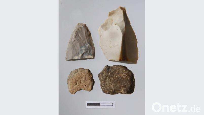 Oben links die Dolchspitze, daneben das Klingenstück. Unten sind die beiden vorgeschichtlichen Keramikscherben zu sehen. Bild: ken