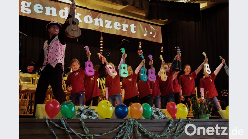 Die Ukulelen-Gruppe unter der Leitung von Markus Werner (links) lieferte einen starken Auftritt ab. Bild: mri