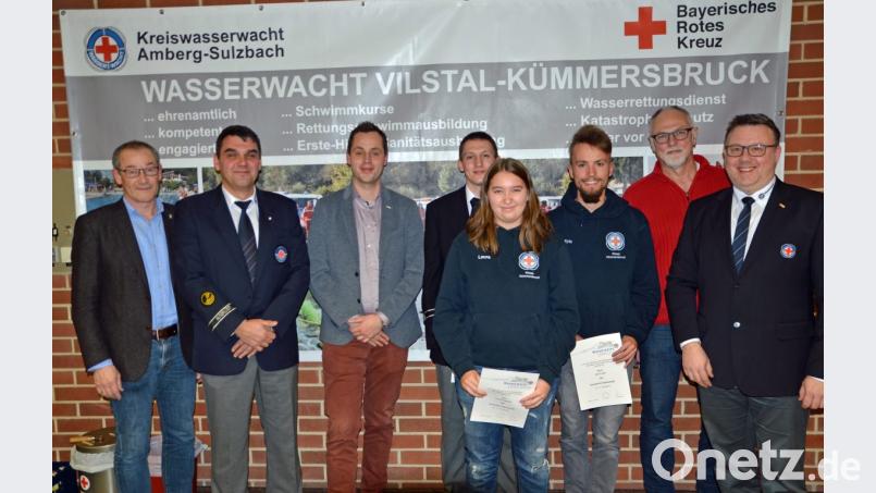 Bei der Ehrung (von links): Erwin Geitner (Bürgermeister Rieden), Jens Günther (Vorsitzender WW Vilstal-Kümmersbruck), Sebastian Schaller (Kreisgeschäftsführer BRK Amberg-Sulzbach), Stephan Bergler (Technischer Leiter WW Vilstal-Kümmersbruck, geehrt für 20 Jahre), Laura Friedrich (zehn Jahre), Eric Frank (fünf Jahre), Manfred Grundler (25 Jahre), Daniel Weidner (stellvertretender Vorsitzender Kreiswasserwacht Amberg-Sulzbach). Bild: exb