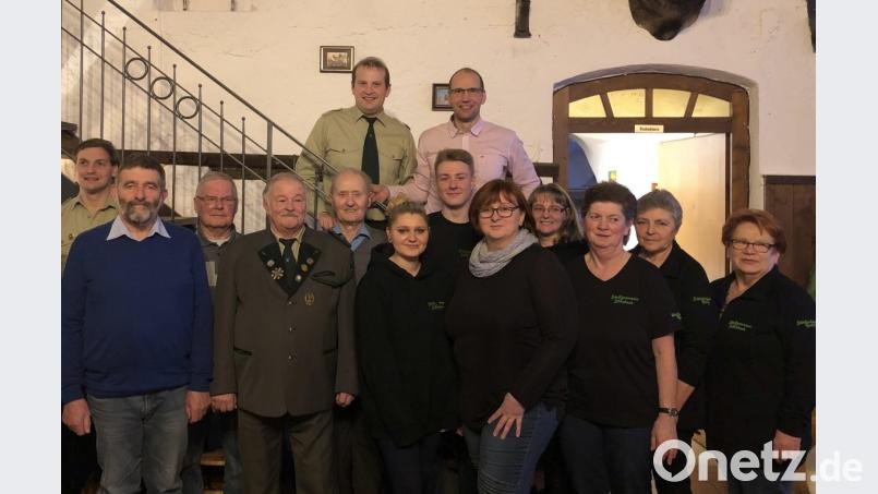 Sie leiten für die nächsten drei Jahre die Geschicke des Schützenvereins „Silberbach“: (auf der Treppe von links) Florian Traßl und Ely Eibisch, (davor von links) Johannes Eibisch, Klaus Steinkohl, Hans Zemsch, Karl Danzer, Ludwig Frank, Jacqueline Hofmann, Adrian Stangl, Kerstin Dilling, Heidi Schöpf, Irmgard Danzer, Renate Mayer und Veronika Traßl Bild: jzk