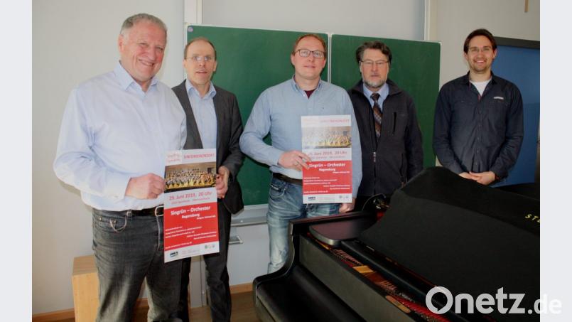 Kunstvereinsvorsitzender Peter Wunder (von links), Schulleiter Ludwig Pfeiffer, Florian Baueregger (Singrün-Orchester), Karl Stumpfi (Kunstverein) und Musiklehrer Andreas Lehmann stellen die Weichen für das Konzert im Juni. Bild: lg