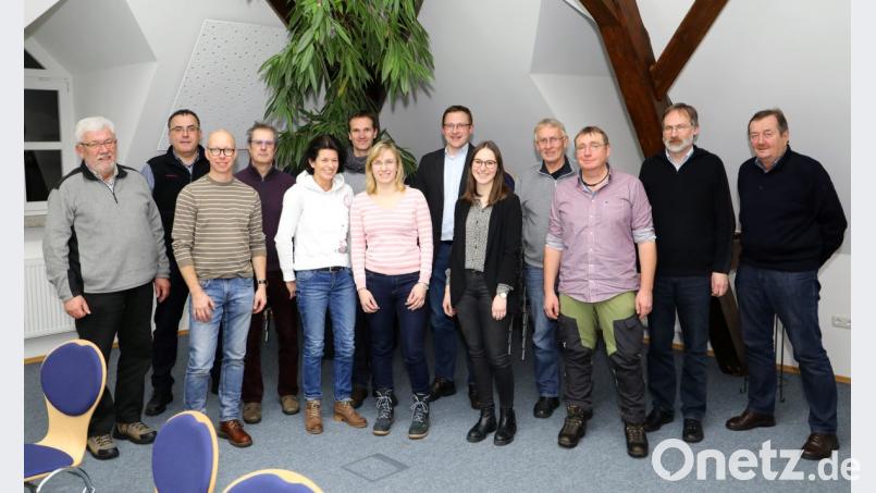 Die Gästeführer aus dem Gebiet der Steinwald-Allianz trafen sich im Kulturspeicher des Rathauses. Mit auf dem Bild der Geschäftsführer der Steinwald-Allianz Martin Schmid (Sechster von rechts), Tourismusfachfrau Nina Lang (Fünfte von rechts), Naturpark-Geschäftsführer Ernst Tippmann (Vierter von rechts) sowie Dr. Andreas Peterek vom Geopark Bayern-Böhmen (Zweiter von rechts). Bild: njn