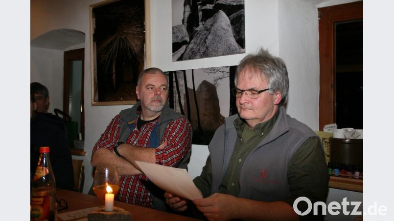 Dietmar Gärtner und Harald Primitz (von rechts) studieren eines der Gedichte, die in der Glasschleif vorgetragen werden. Bild: wro