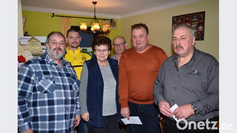 Rainer Wilfert und Karl Ach (von rechts) holen sich mit Michael Bugera (links) alle Geldpreise, während für Barbara Herrmann (Mitte) nur der Trostpreis blieb. Bild: fjo