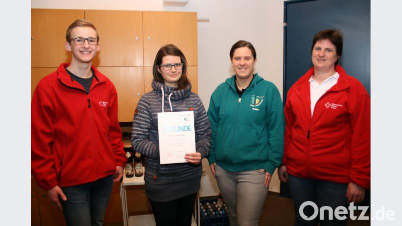 Für 15 Jahre Engagement zeichnete das Jugendrotkreuz Stefanie Winkler (Zweite von links) aus. Mit im Bild Kreisjugendleiterin Natalie Wölfl (Zweite von rechts), Daniel Hirschmann, der den Jahresbericht der Friedenfelser Rotkreuzjugend vortrug, sowie Bereitschafts- und Jugendleiterin Andrea Winkler (rechts). Bild: roh