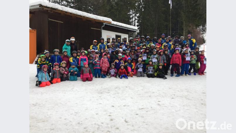 Die Helfer vom TV Floß hatten alle Hände voll zu tun, um die vielen kleinen Skifahrer beim Anfänger und Fortgeschrittenenkurs am Flossenbürger Wurmstein unter einen Hut zu bringen. Bild: exb