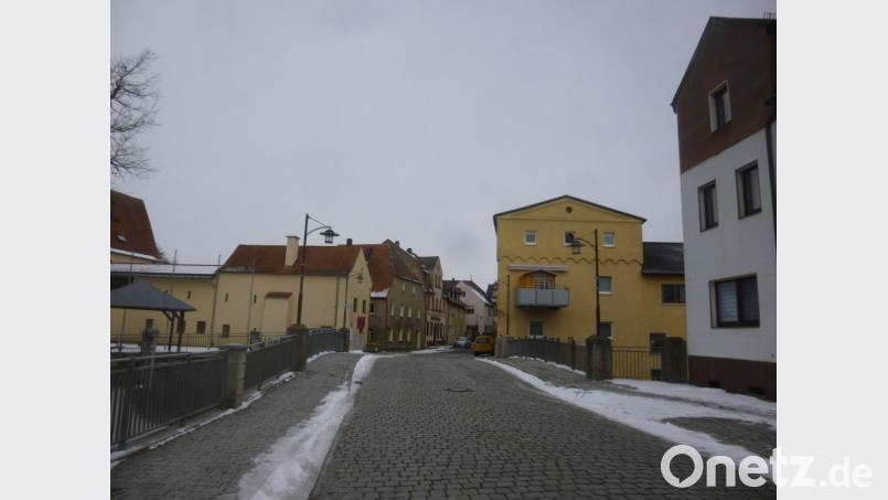 Nach ihrem Einmarsch am Ende des Zweiten Weltkriegs sprengten amerikanische Truppen das jahrhundertealte Torhaus - der Eingang zur Altstadt hat einiges von seinem Charme verloren. Bild: hev