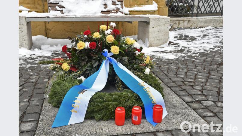 Erstmals erinnert ein Kranz an die drei am 5. Februar 1454 hingerichteten Bürger, die als Rädelsführer des Amberger Aufruhrs ausgemacht wurden. Die wenig beachtete Gedenktafel darunter ist immer da. Bild: Petra Hartl