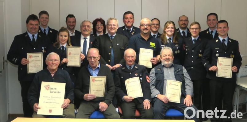 Die Feuerwehr Krondorf-Richt zeichnete langjährige Fördermitglieder aus und beförderte aktive Feuerwehrleute. Bild: Hirsch