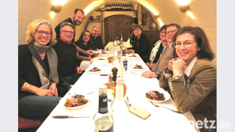 Die Organisatoren des Schlemmer-Events durften im Restaurant Hufschmiede schon einmal Probe-Essen. Bild: Hirsch