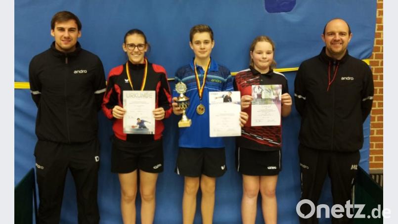 Uta Kiener, Tim Ficht und Anna-Lena Luber (von links) waren beim Bezirksranglistenturnier erfolgreich. Betreut wurden die Nachwuchssportler von ihren Trainern David Kiener (links) und Markus Luber (rechts). Bild: tob