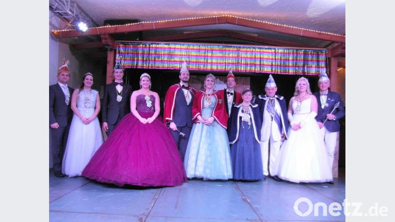 Lauter gekrönte Häupter: (von links) die Prinzenpaare aus Mitterteich, Tirschenreuth, des gastgebenden WCV mit Präsident Klaus Wegmann sowie aus Wiesauer. Bild: hl
