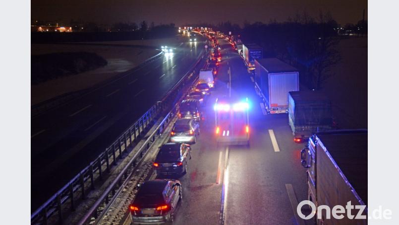 Ein Rettungswagen fährt auf der A93 bei Weiden-Süd durch die Rettungsgasse zu den Unfallstellen. Bild: Gabi Schönberger