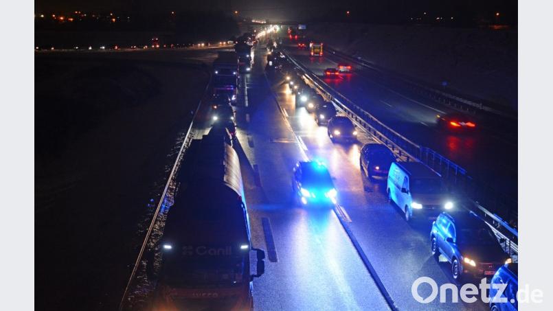 Von Süden kommt ein Einsatzfahrzeug zu den Unfallstellen auf der A93. Der Verkehr staut sich weit zurück. Bild: Gabi Schönberger