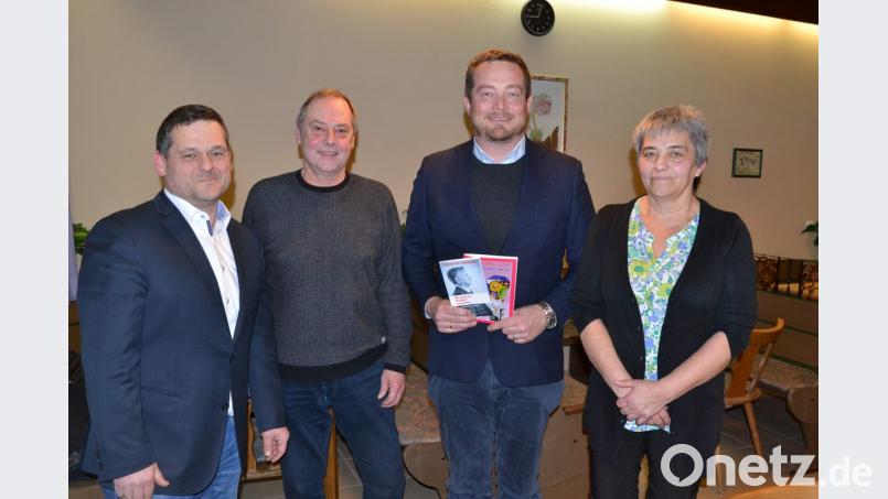 Diözesansekretär Markus Nickl (links) und die KAB- Kreisvorsitzenden Hermann Stadler (2. v. links) und Daniela Ernstberger (rechts) dankten MdB Uli Grötsch. Bild: hcz