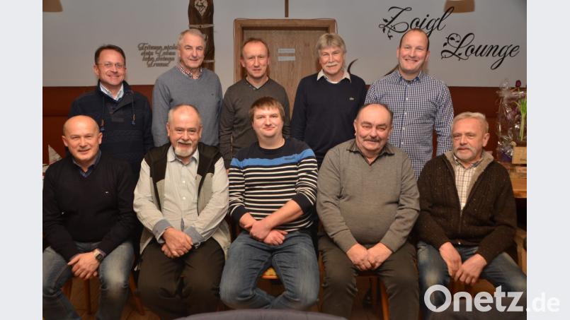 Adolf Götz, Helmut Wildenauer, Thomas Bierler, Johann Ertl und Helmut Wildenauer (vorne, von links nach rechts) wurden aus den Kirchenverwaltungen der Pfarreiengemeinschaft Vohenstrauß und Böhmischbruck verabschiedet. Dekan Alexander Hösl bedankte sich mit den Kirchenpflegern Günter Hassmann, Johann Kurzka, Johann Kopp und Helmut Graf (hintere Reihe, von links nach rechts) bei den Scheidenden. Bild: dob
