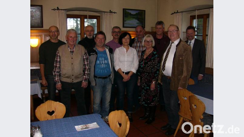 Vorstand und Geehrte mit (hintere Reihe, von links) Zweitem Vorsitzenden Wolfgang Panten, Beisitzer Andreas Lorenz, Kassier Jürgen Göldl, Vorsitzendem Ludwig Hirn, Beisitzer Josef Wendl, Bürgermeister Alwin Märkl; (vordere Reihe, von links) die Jubilare Georg Schwab senior (25 Jahre) und Richard Auer (zehn Jahre), Schriftführerin Antonia Knab, Frauenbeauftragte Brigitte Schneider sowie stellvertretender Kreisvorsitzender Johann Ludwig. Bild: wp