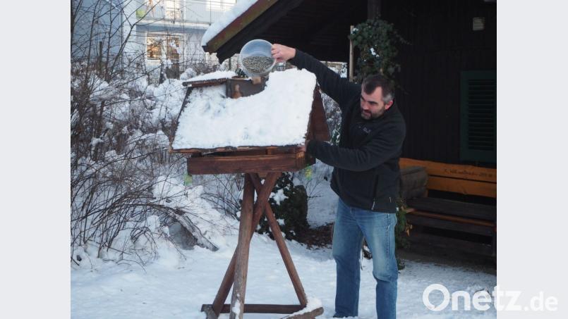 Das Füttern der Vögel im Winter ist für Hans Zierer selbstverständlich. Bild: gz