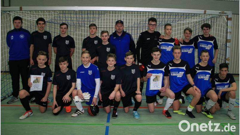 Im Bild der Finalsieger SV Altenstadt (schwarze Hemden), der seinen Gegner aus Bayreuth mit 2:1 Toren auf Platz zwei verwies. Links Florian Schaumberger, Vertreter des Veranstalters SV Schönhaid. Bild: wro