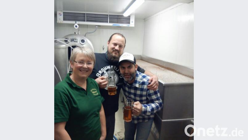 Renate Schönberger (links) zeigt den jordanischen Bierbrauern Yazan Karadesheh und Jordan Wambeke das Kühlhaus und den Felsenkeller. Bild: exb