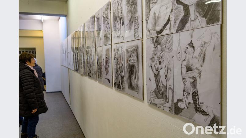 Mit der Ausstellung &quot;Obacht – peinture a trois&quot; zieht Regensburger Anarchie im Kunstverein Weiden ein. An den Ausstellungswänden gibt es vor allem endlose Bleistift-Fluchten auf DIN A3 abzuwandern. Bild: Jörg Otto