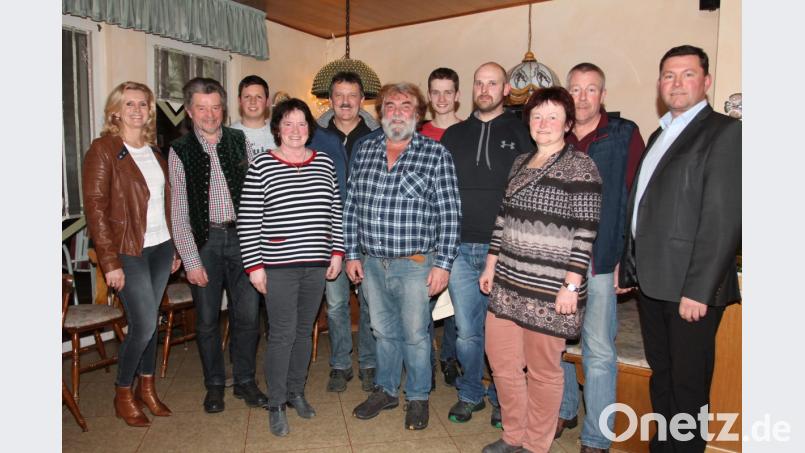 Helmut Rewitzer (Mitte) steht weiter an der Spitze der Vereinsgemeinschaft und freut sich wie Bürgermeister Rainer Rewitzer (rechts) und zweite Bürgermeisterin Andrea Lang (links) schon auf die Events 2019. Bild: pi