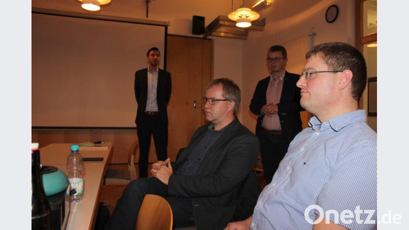 Stadtrat Florian Meier, Bürgermeister Martin Birner, Verwaltungsleiter Georg Keil und Baurat Martin Stahr waren enttäuscht, dass sich zahlreiche Grundstücksbesitzer gegen das Verfahren zur Flurneuordnung ausgesprochen hatten. Bild: pko